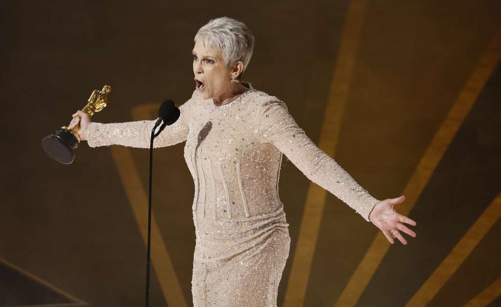Hollywood (United States), 13/03/2023.- Jamie Lee Curtis celebrates after winning the Oscar for Actress in a Supporting Role for 'Everything Everywhere All at Once' during the 95th annual Academy Awards ceremony at the Dolby Theatre in Hollywood, Los Angeles, California, USA, 12 March 2023. The Oscars are presented for outstanding individual or collective efforts in filmmaking in 24 categories. (Estados Unidos) EFE/EPA/ETIENNE LAURENT