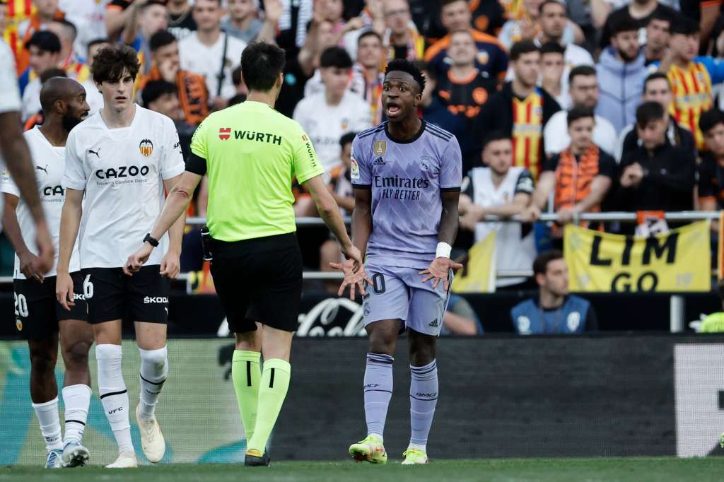 VALENCIA 21/05/2023.- El árbitro de Burgos Bengoetxea (2d) habla con el delantero brasileño del Real Madrid Vinícius Júnior (d) durante el partido correspondiente a la jornada 35 de LaLiga Santander que disputan Valencia CF y Real Madrid este domingo en Mestalla (Valencia). EFE/ Biel Alino