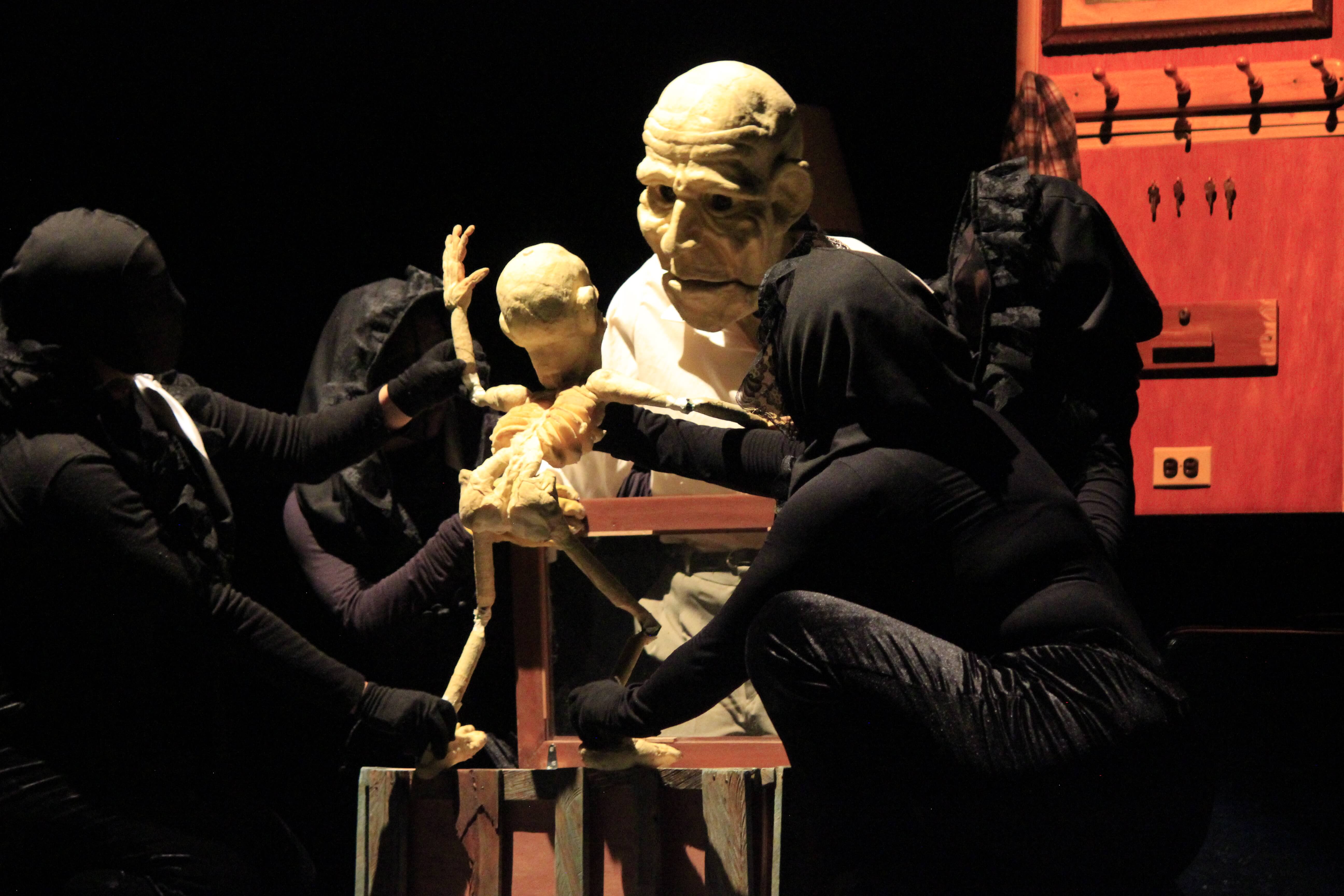 Imagen de una de las escenas de la obra "Continente gris", que estuvo de gira por México y cuenta historias de vejez a través de una marioneta de dos metros de altura, llamada Eduardo. / Cortesía