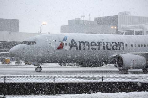 American Airlines anuncia que dejará de recibir efectivo en aeropuertos colombianos
