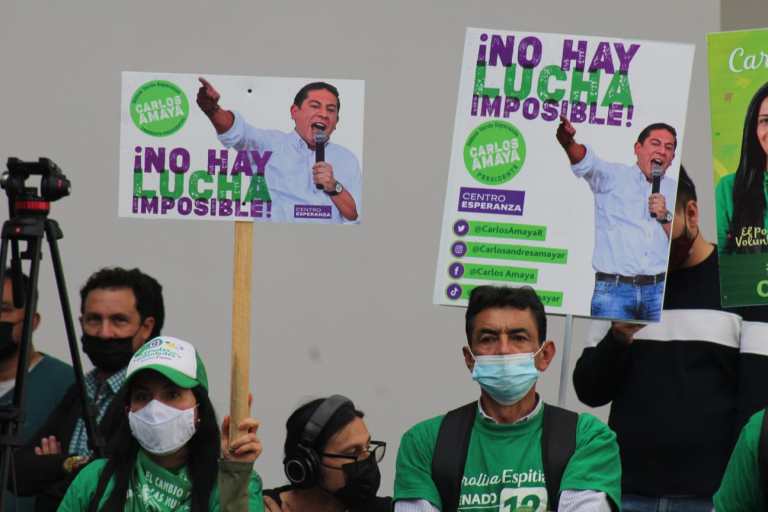 Carlos Amaya inscribió su precandidatura en compañía de varios líderes de Alianza Verde, a pesar de que el aval presidencial lo obtuvo con el partido Dignidad