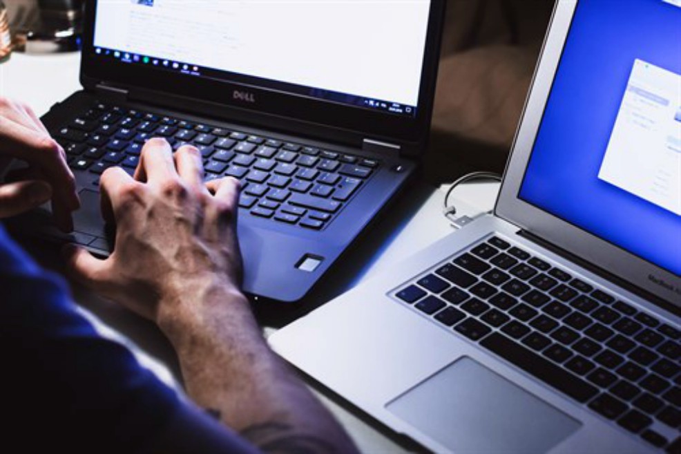 Ambos estudios ponen a HP y Lenovo como los principales vendedores, seguidos por Dell y Apple.