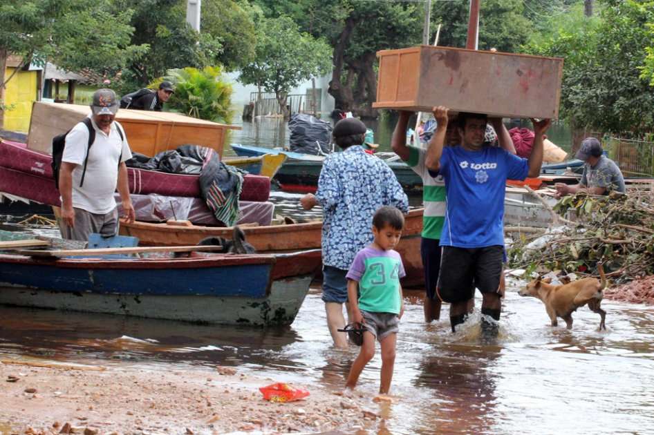 La cantidad de niños desplazados por las tormentas y las inundaciones que sufren las islas del Caribe se multiplicó por seis en los últimos cinco años, según UNICEF. / EFE