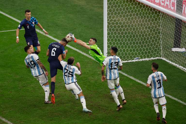 GR2019. LUSAIL (CATAR), 13/12/2022.- Emiliano Martínez (c) de Argentina rechaza un balón hoy, en un partido de semifinales del Mundial de Fútbol Qatar 2022 entre Argentina y Croacia en el estadio de Lusail (Catar). EFE/ Alberto Estevez