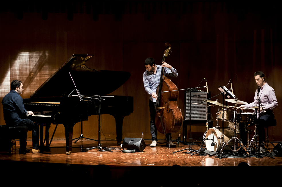 Roy Assaf (piano), Raviv Markovitz (contrabajo) y Ronen Itzik (batería) son los integrantes del Roy Assaf Trio. / Gabriel Rojas © Banco de la República