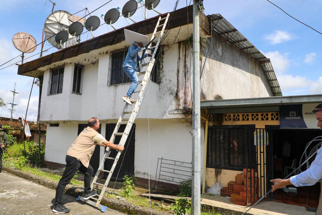En total, 200 municipios de Colombia recibirán antenas satelitales antes del día de elecciones, el próximo 29 de octubre.