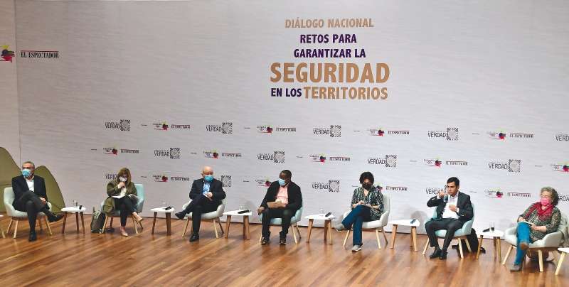 De izq a der. Óscar Naranjo, María Victoria Llorente, Carlos Antonio Lozada, Leyner Palacios, Marta Ruiz, José Jaime Uscategui y Rosa Salamanca