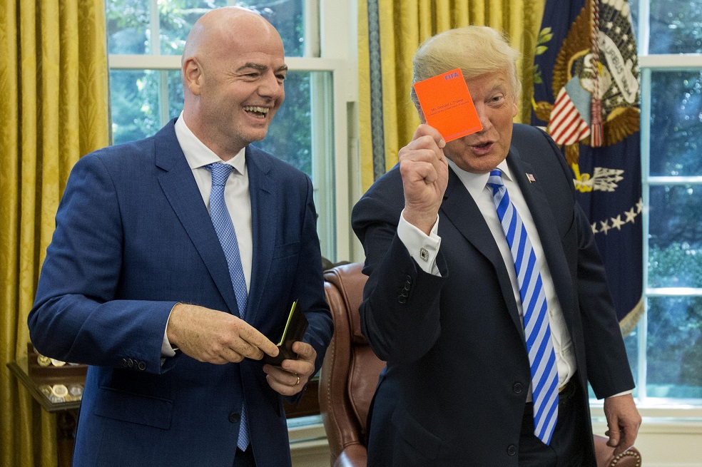 Infantino junto a Trump en el despacho oval de la Casa Blanca, en Washington.