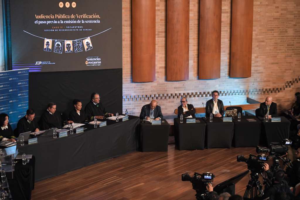 Audiencia de verificación de la JEP (Jurisdicción Especial para la Paz) sobre el macrocaso 01, con los comparecientes de las antiguas FARC