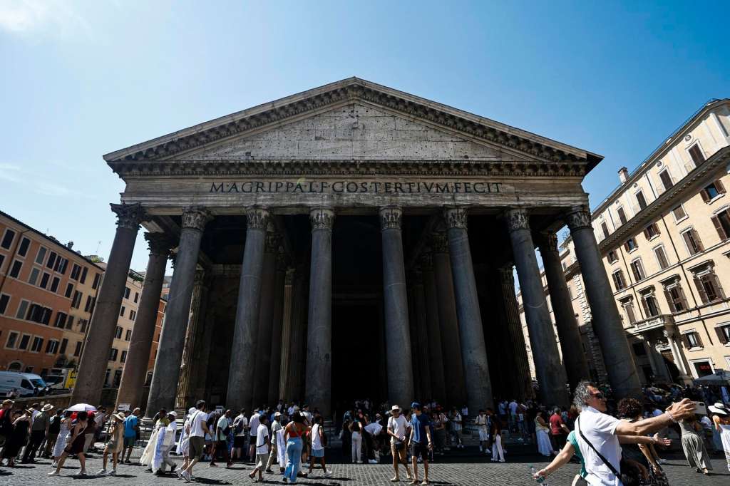 ROMA (Italy), 01/07/2026.- Tourists queue at the ticket office for entry to the Pantheon, in Rome, Italy, 01 July 2026. The price increase for Pantheon admission for non-resident visitors takes effect from 01 July. Rome residents will continue to enter free of charge. (Italia, Roma) EFE/EPA/ANGELO CARCONI
