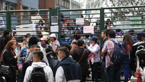 Plantón en el que estudiantes del Colegio Venecia rechazaron casos de acoso sexual