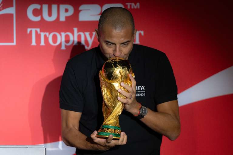 David Trezeguet, campeón del mundo con Francia en 1998, besando el trofeo de la Copa Mundial de la FIFA durante el tour en Bogotá, Colombia, este 15 de febrero de 2026.