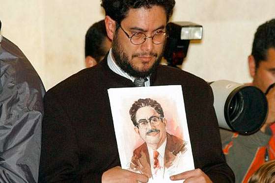 Iván Cepeda porta la foto de su padre Manuel Cepeda Vargas.