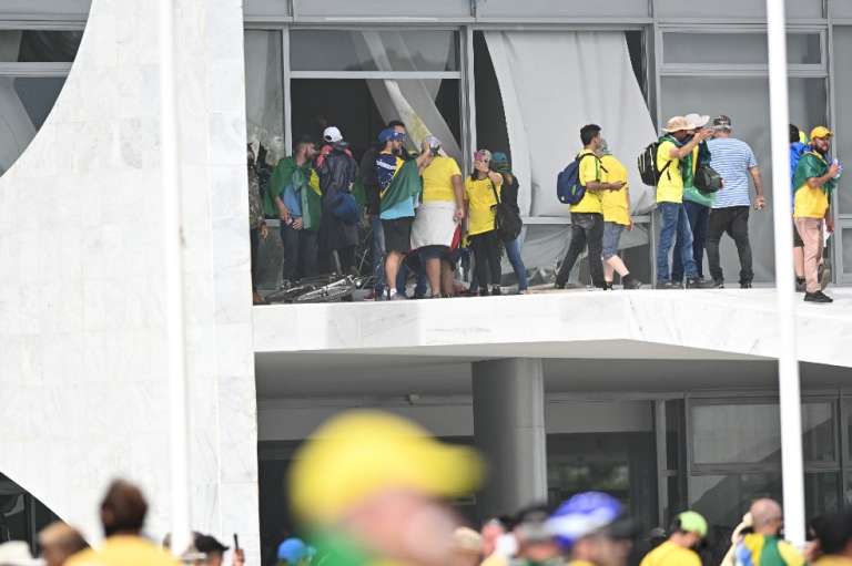 Horas antes de la invasión, el área del Congreso había sido acordonada por las autoridades, tras la llegada de varios autobuses con los seguidores del expresidente Bolsonaro.