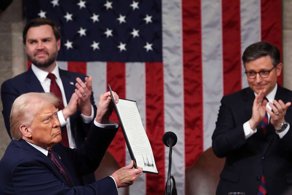 -FOTODELDIA- WASHINGTON (Estados Unidos), 05/03/2025.- El presidente de EEUU, Donald Trump, sostiene una copia de la orden ejecutiva que firma en honor a Jocelyn Nungaray, una niña de 12 años asesinada presuntamente por dos indocumentados de Venezuela, durante su discurso ante una sesión conjunta del Congreso de EEUU en el Capitolio de EEUU el 04 de marzo de 2025 en Washington. Junto a él, el vicepresidente de EEUU, JD Vance (i), y el presidente de la Cámara de Representantes, Mike Johnson. EFE/WIN MCNAMEE / POOL