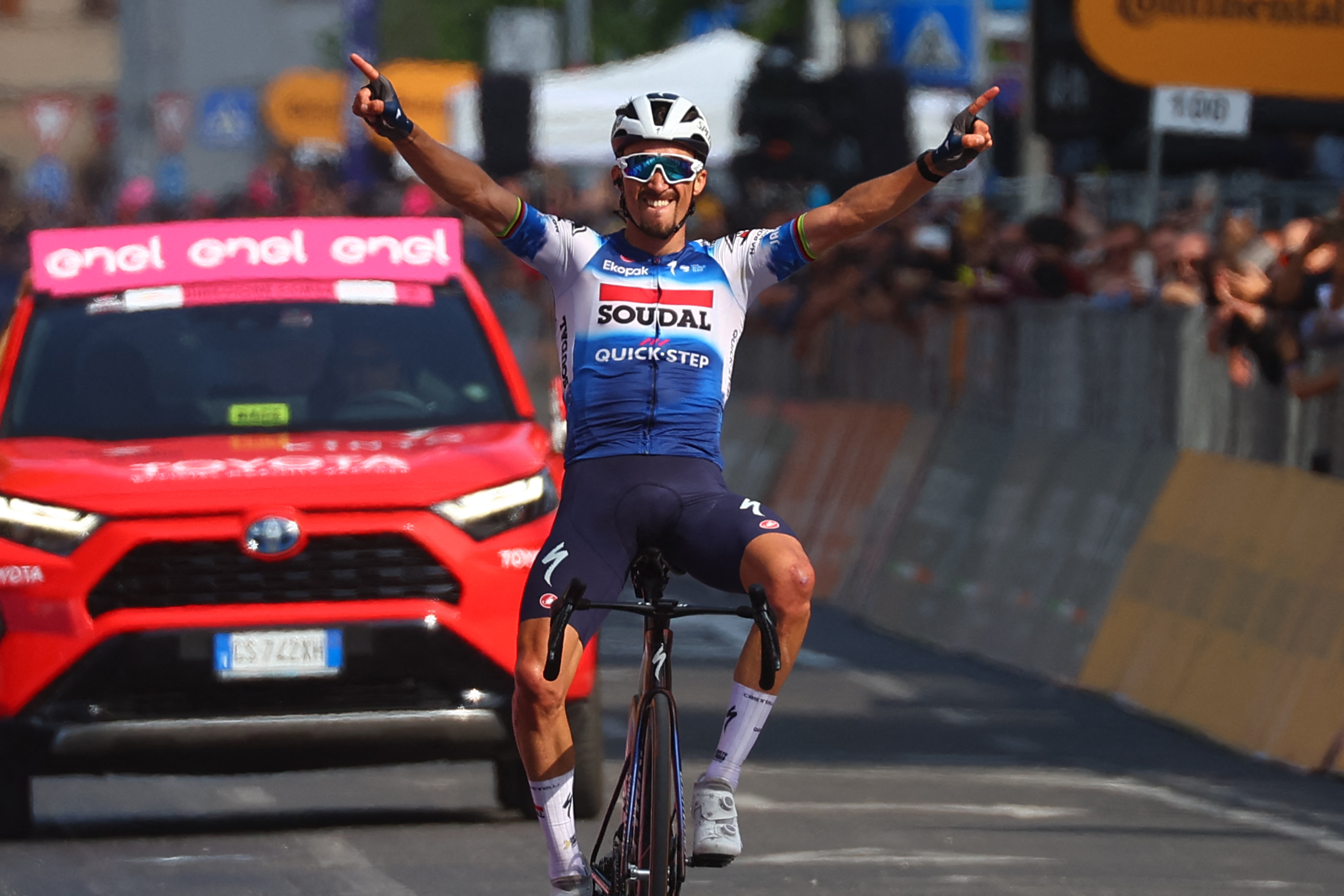 Julian Alaphilippe celebra en la meta su triunfo en la etapa 12 del Giro de Italia.
