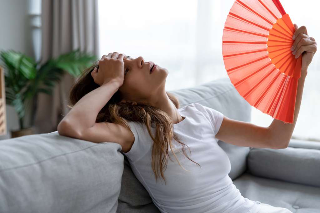 La menopausia precoz ocurre antes de los 40 años y puede afectar la salud reproductiva y general de la mujer.