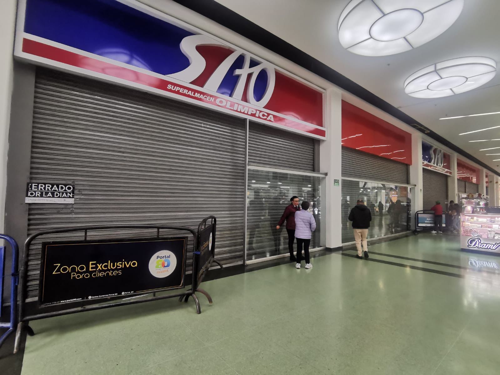 Este martes 2 de enero, el almacén Olímpica del centro comercial Portal 80, en Bogotá, se convirtió en el primer establecimiento sellado temporalmente por la DIAN en 2024.