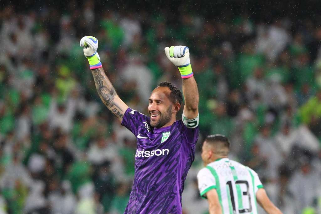 AMDEP6143. MEDELLÍN (COLOMBIA), 08/05/2025.- David Ospina de Nacional celebra un gol este jueves, en un partido de la fase de grupos de la Copa Libertadores entre Atlético Nacional e Internacional en el estadio Atanasio Girardot, en Medellín (Colombia). EFE/ STR
