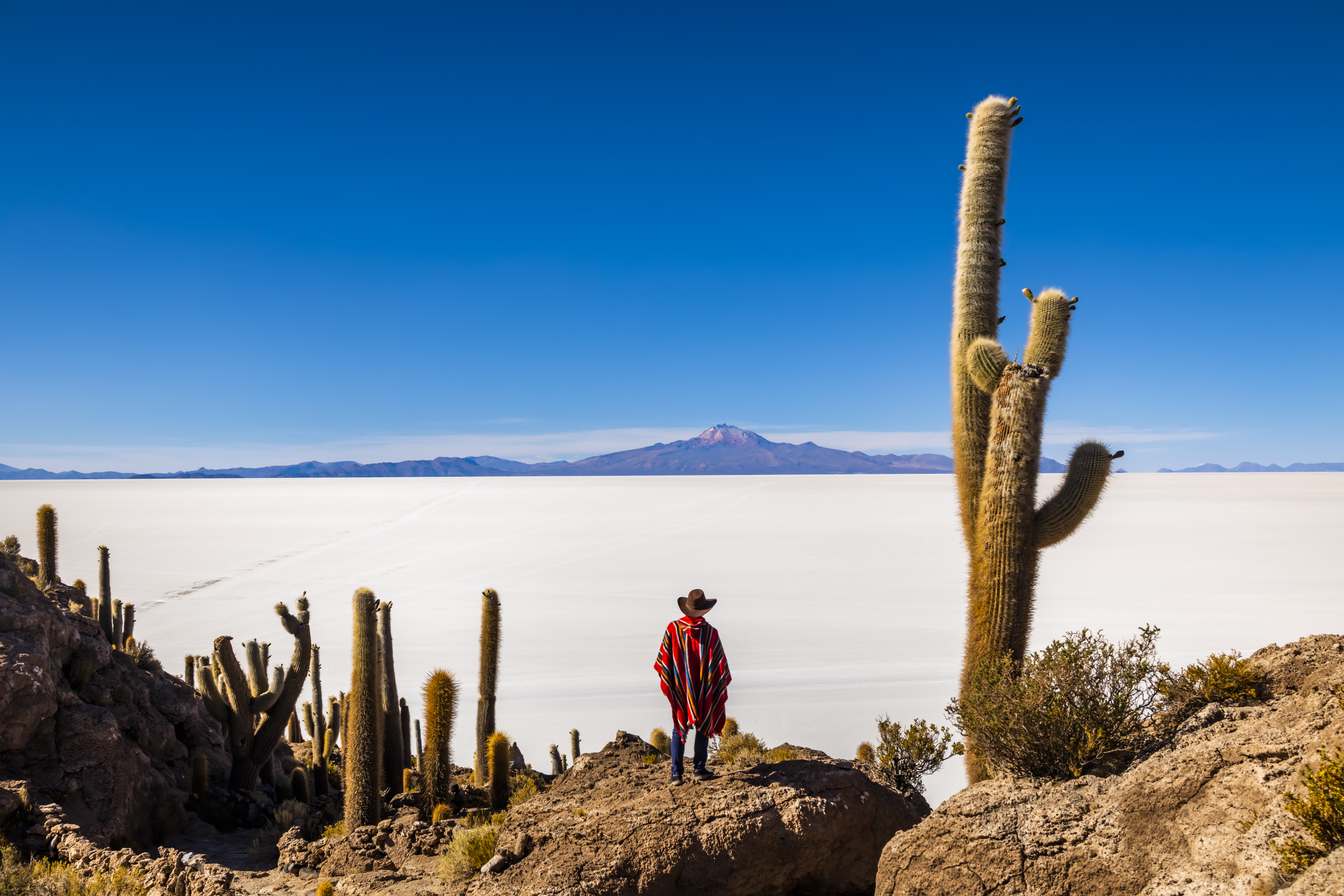 Con una superficie de 10.582 kilómetros cuadrados sobre el Altiplano, el Salar de Uyuni es el desierto salado más grande del mundo.
