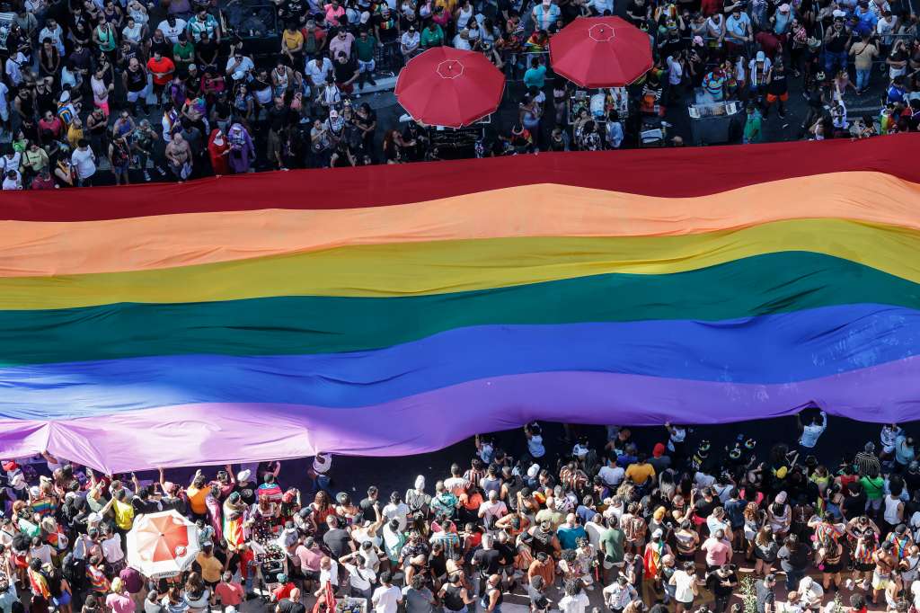 AME5822. SAO PAULO (BRASIL), 11/06/2023.- Personas participan hoy, en la 27 edición de la Marcha del Orgullo Gay 2023 en la avenida Paulista en Sao Paulo (Brasil). EFE/ Sebastiao Moreira
