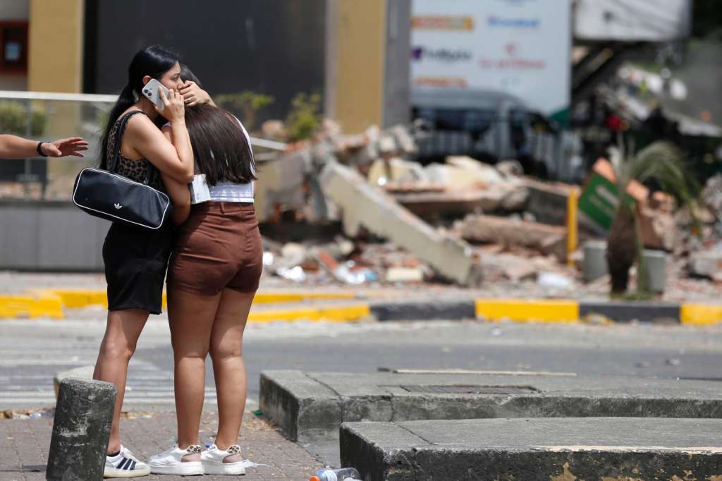 AME8391. CALI (COLOMBIA), 12/08/2026.- Una mujer abraza a otra en una zona afectada por el terremoto de magnitud 7,4 del pasado lunes, este miércoles en Cali (Colombia). EFE/ Ernesto Guzmán Jr