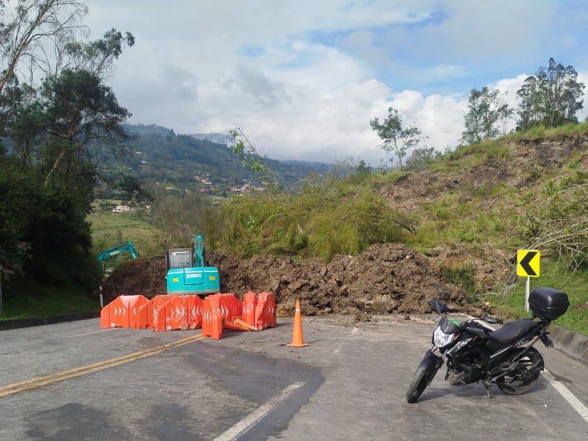 Deslizamientos en Chipaque provocan cierre total a la altura del kilómetro 18+500.