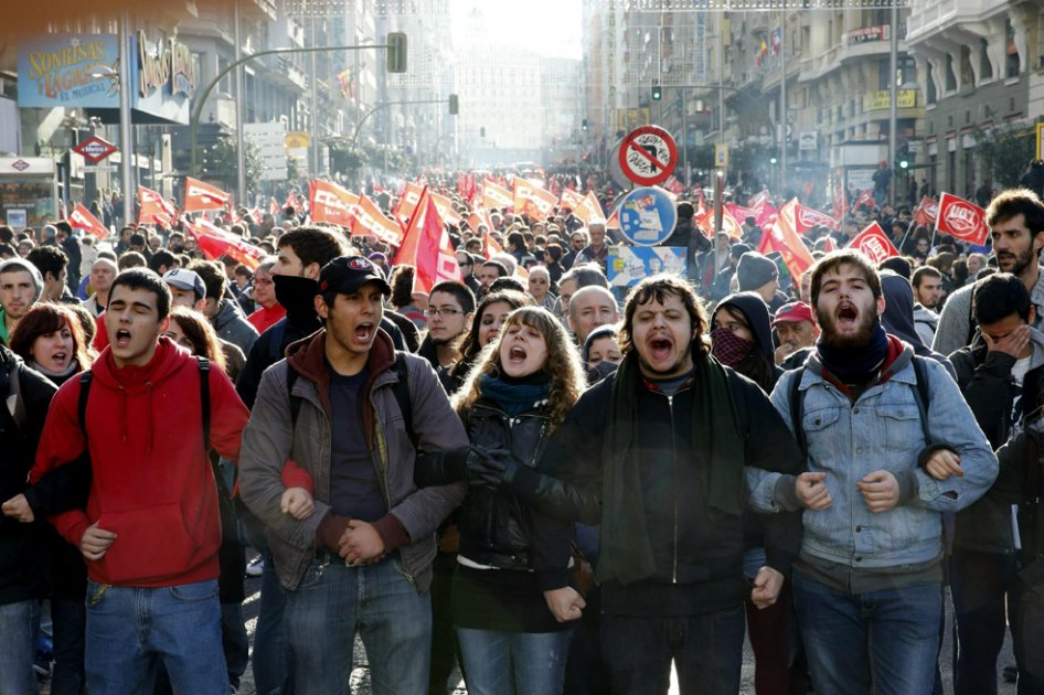 Varios centenares de sindicalistas y estudiantes universitarios en la Gran Vía de Madrid, durante la jornada de huelga / EFE