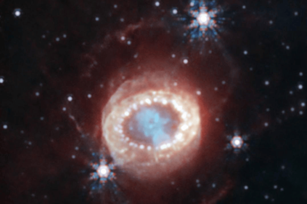 El telescopio espacial James Webb de la NASA ha descubierto nuevos detalles de la Supernova 1987A con su instrumento NIRCam (Near-Infrared Camera).