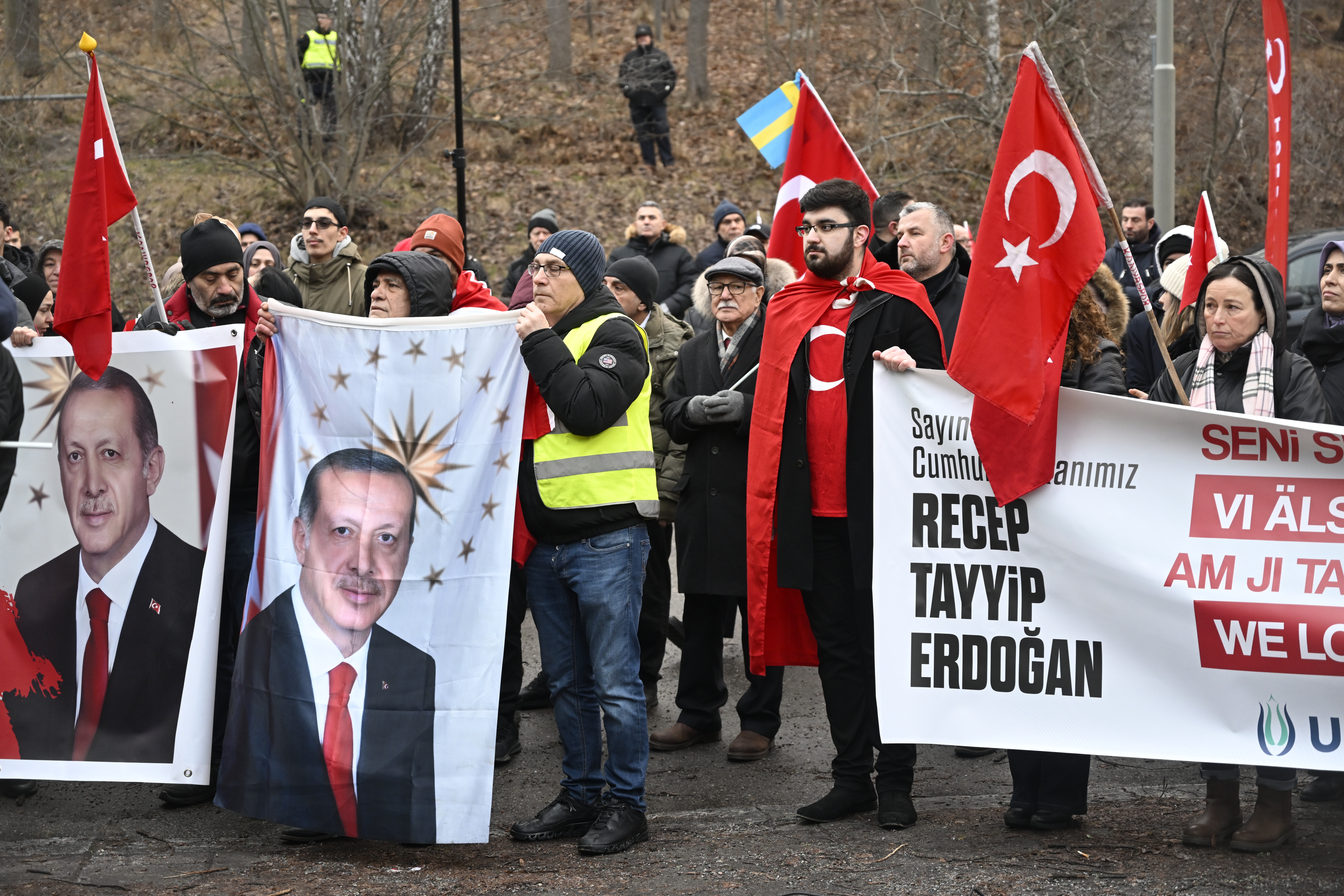 Stockholm (Sweden), 21/01/2023.- The pro-Turkish organization Union of European Turkish Democrats (UETD) demonstrates in support of Turkey and President Recep Tayyip Erdogan outside the Turkish embassy in Stockholm, Sweden, 21 January 2023. (Protestas, Suecia, Turquía, Estocolmo) EFE/EPA/Fredrik Sandberg/TT SWEDEN OUT