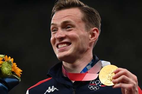 ¿En qué lugar de la historia del atletismo se ubica la marca de Karsten Warholm?