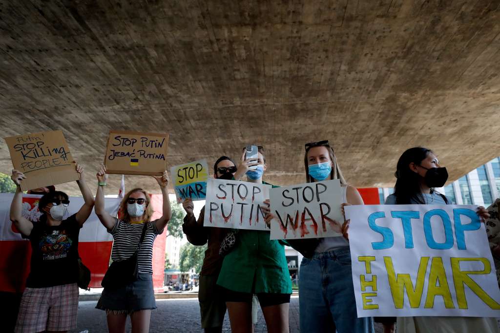 AME8294. SAO PAULO (BRASIL), 25/02/2022.- Ucranianos en Brasil protestan contra el avance de Rusia en territorio ucraniano hoy, en la Avenida Paulista de São Paulo (Brasil). EFE/ Fernando Bizerra Jr