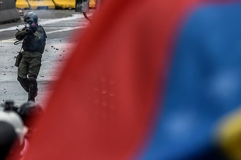 Joven de 17 años muere por "disparo" en protesta contra Maduro