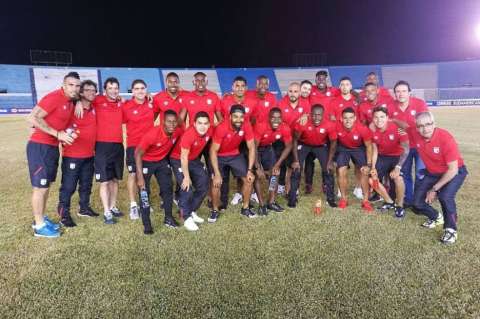 Con técnico nuevo, Santa Fe debuta en Ecuador por la Sudamerciana