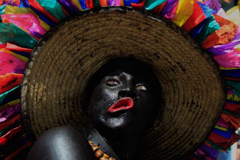 -FOTODELDÍA- AME5625. BARRANQUILLA (COLOMBIA), 18/02/2023.- Un miembro de una comparsa participa en la Batalla de Flores, el primer desfile del Carnaval de Barranquilla, al que este año asistieron decenas de miles de personas, hoy, en Barranquilla (Colombia). Barranquilla da inicio a la fiesta popular más importante de Colombia, cuyos orígenes se remontan a finales del siglo XIX y que desde 2003 fue declarada por la Unesco como Obra Maestra del Patrimonio Oral e Intangible de la Humanidad. EFE/Ricardo Maldonado Rozo