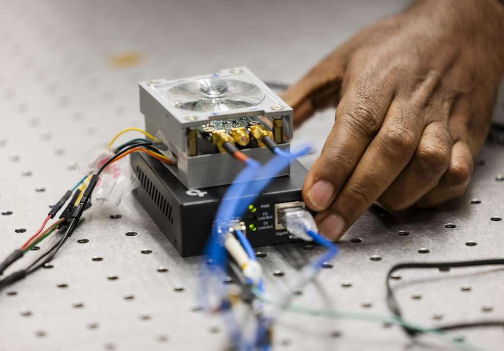 Eindhoven (Netherlands), 07/05/2025.- An employee demonstrates work on photonic chips during a press tour of the Holst Centre Photonics Lab at the High Tech Campus in Eindhoven, the Netherlands, 07 May 2025. The facility conducts research on integrated photonics. (Países Bajos; Holanda) EFE/EPA/SEM VAN DER WAL
