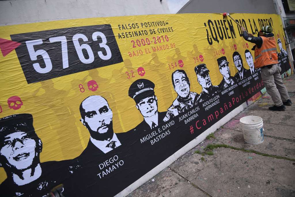 Organizaciones defensoras de derechos humanos y de víctimas hicieron un plantón en la sede de la Jurisdicción Especial para la Paz (JEP), para reclamar por la verdad en los casos de ejecuciones extrajudiciales; Instalaron un nuevo mural que suma 5763 víctimas y los siete mandos militares relacionados.