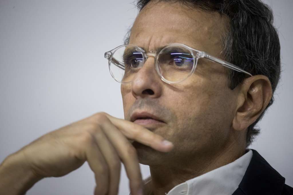 AME6543. CARACAS (VENEZUELA), 08/10/2023.- Fotografía de archivo fechada el 4 de septiembre de 2023, del dos veces candidato a la presidencia de Venezuela, el opositor Henrique Capriles, durante un encuentro con miembros de sindicatos y trabajadores venezolanos, en Caracas (Venezuela). El también exgobernador anunció este domingo que retira su candidatura a las primarias opositoras del 22 de octubre, en las que se definirá el abanderado del antichavismo para las presidenciales de 2024, para dar paso a una "opción viable" de algún competidor que no esté inhabilitado para ejercer cargos públicos como él. EFE/ Miguel Gutiérrez ARCHIVO