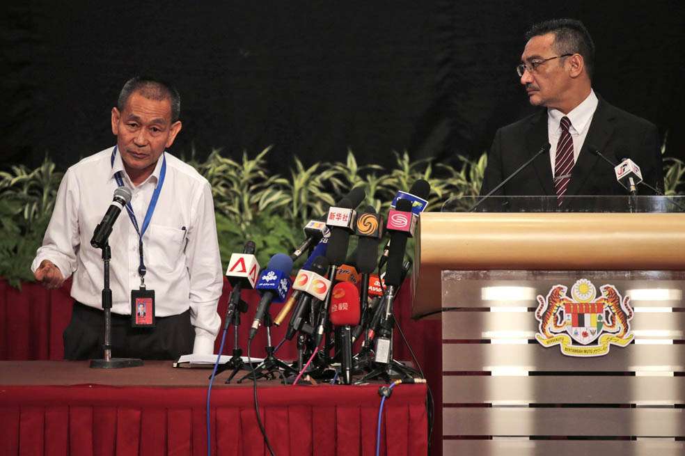 Ahmad Jauhari Yahya, presidente de Air Malaysia, entrega declaraciones a la prensa ante la mirada de Hishammuddin Hussein, ministro malasio de Transporte. / EFE