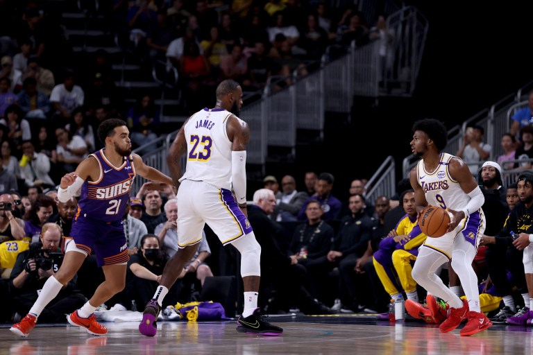Día histórico en la NBA: LeBron James y su hijo Bronny jugaron juntos