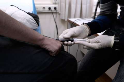 Adictos a las drogas consumen bajo supervisión