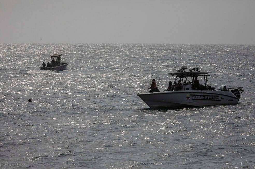 Elementos de seguridad patrullan la costa donde se registró un enfrentamiento, este domingo, en Macuto, La Guaira (Venezuela). / EFE