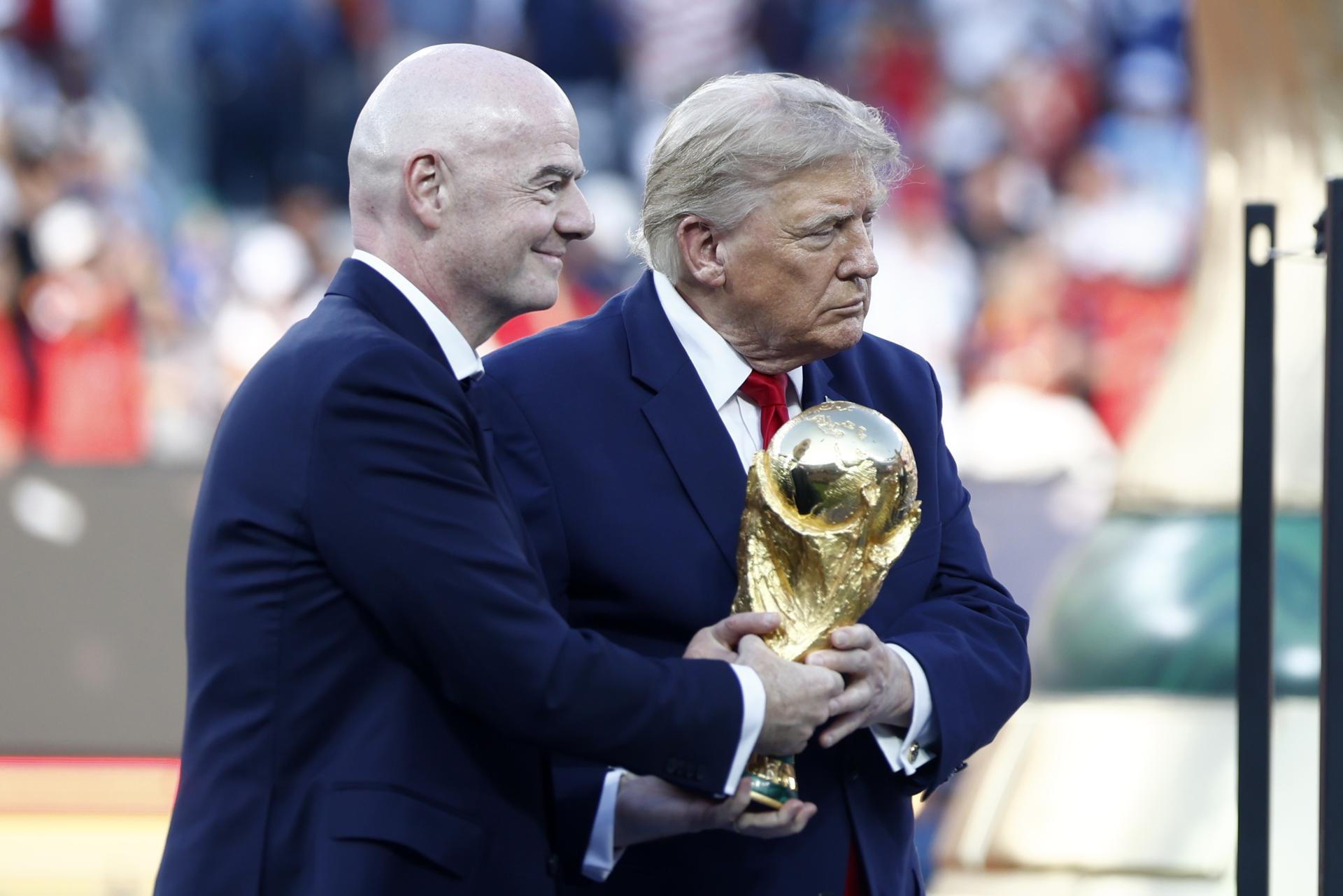 EAST RUTHERFORD (United States), 20/07/2026.- FIFA President Gianni Infantino (L) and US President Donald J. Trump carry the World Cup Trophy to the podium during the awards ceremony after the FIFA World Cup 2026 final match Spain against Argentina, in East Rutherford, New Jersey, USA, 19 July 2026. (España) EFE/EPA/WILL OLIVER
