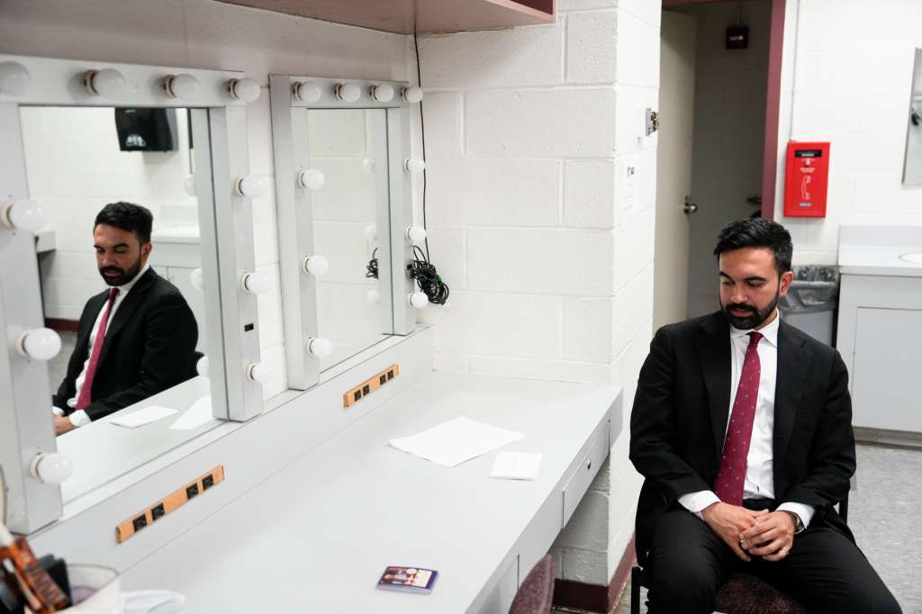 NEW YORK (United States), 13/06/2025.- Democratic mayoral candidate Zohran Mamdani prepares before the New York City Democratic Mayoral Primary Debate at John Jay College of Criminal Justice in the Gerald W. Lynch Theater in New York, New York, USA, 12 June 2025. Seven candidates will participate in the final debate before the Democratic primary election for mayor on 04 November 2025. (Nueva York) EFE/EPA/VINCENT ALBAN / THE NEW YORK TIMES / POOL