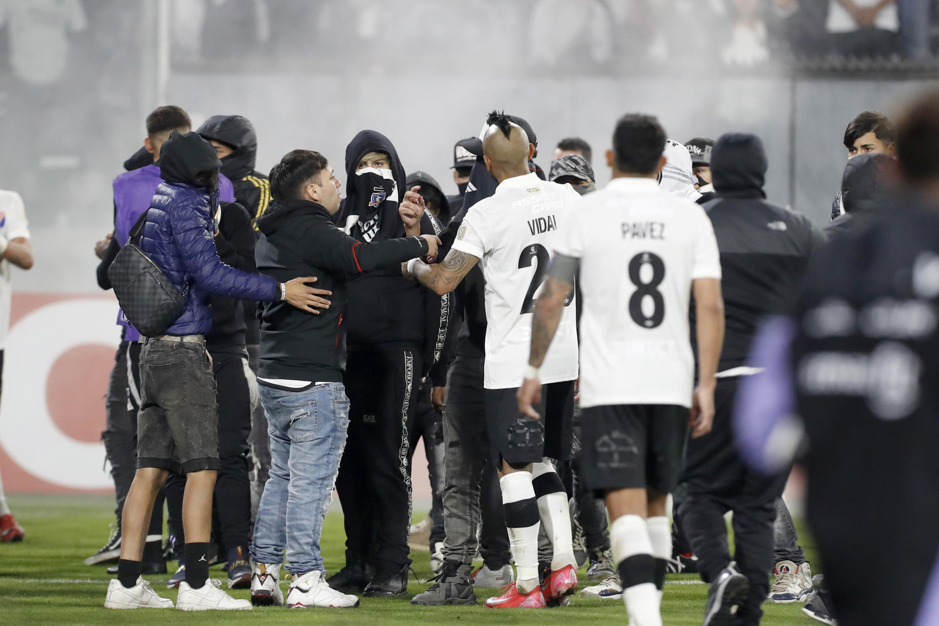 Fans of Colo Colo enter the field, in a Copa Libertadores group stage match between Colo Colo and Fortaleza at the Estadio Monumental David Arellano, in Santiago, Chile, 10 April 2025. EFE/ Osvaldo Villarroel
