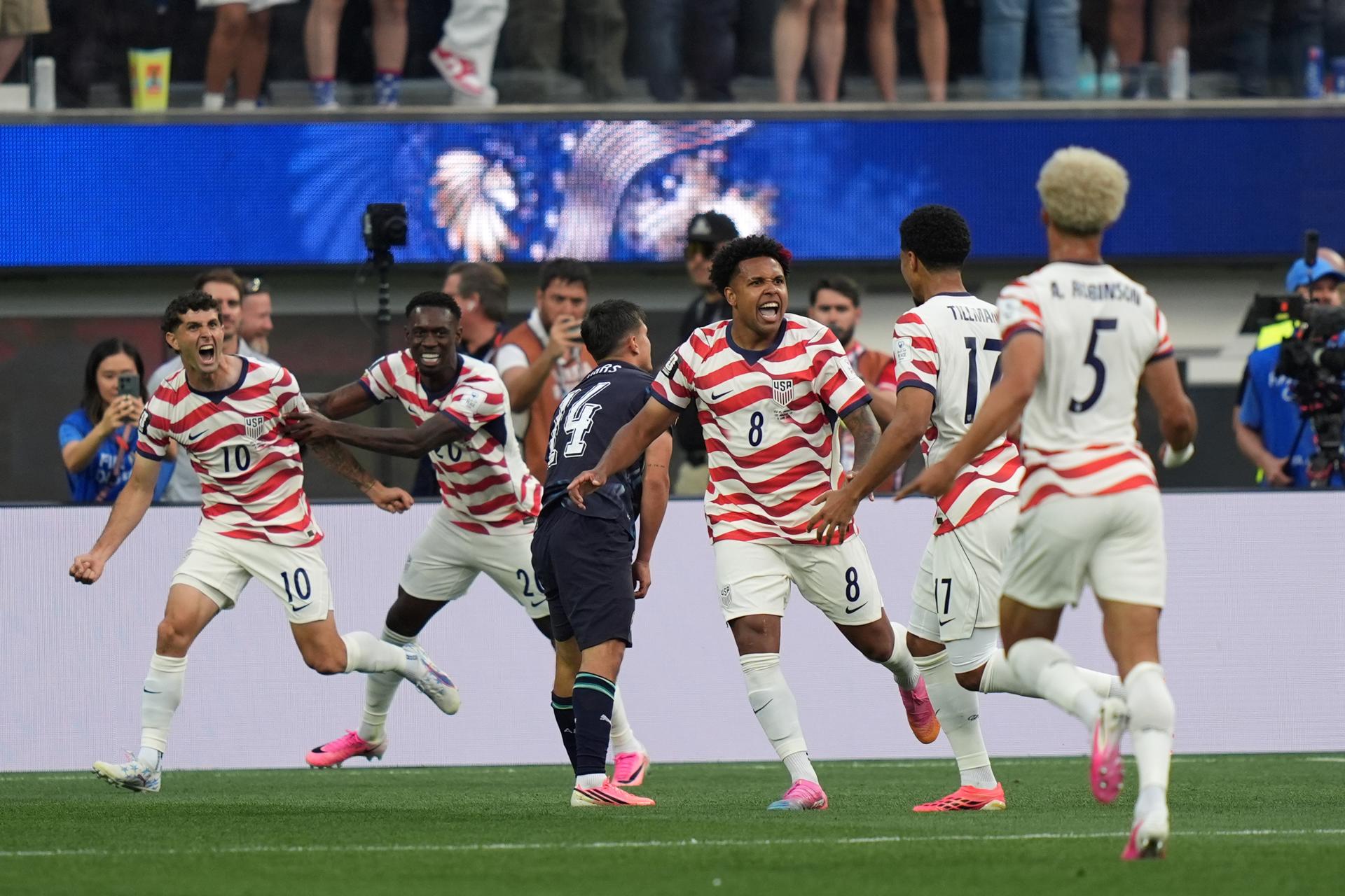LOS ANGELES (United States), 12/06/2026.- Players of USA celebrate the 1-0 goal during the FIFA World Cup 2026 group stage match USA against Paraguay, in Los Angeles, California, USA, 12 June 2026. EFE/EPA/SCOTT STRAZZANTE