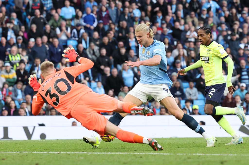 Manchester (United Kingdom), 25/10/2024.- Aaron Ramsdale of Southampton stops an attempt on goal by Erling Haaland of Manchester City during the English Premier League soccer match between Manchester City and Southampton FC, in Manchester, Britain, 26 October 2024. (Reino Unido) EFE/EPA/ADAM VAUGHAN EDITORIAL USE ONLY. No use with unauthorized audio, video, data, fixture lists, club/league logos, 'live' services or NFTs. Online in-match use limited to 120 images, no video emulation. No use in betting, games or single club/league/player publications.