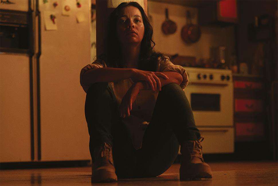 La actriz colombiana Natalia Reyes encarna a Adelaida, la protagonista de este drama sobre una mujer que queda completamente sola en medio de un país colapsado.