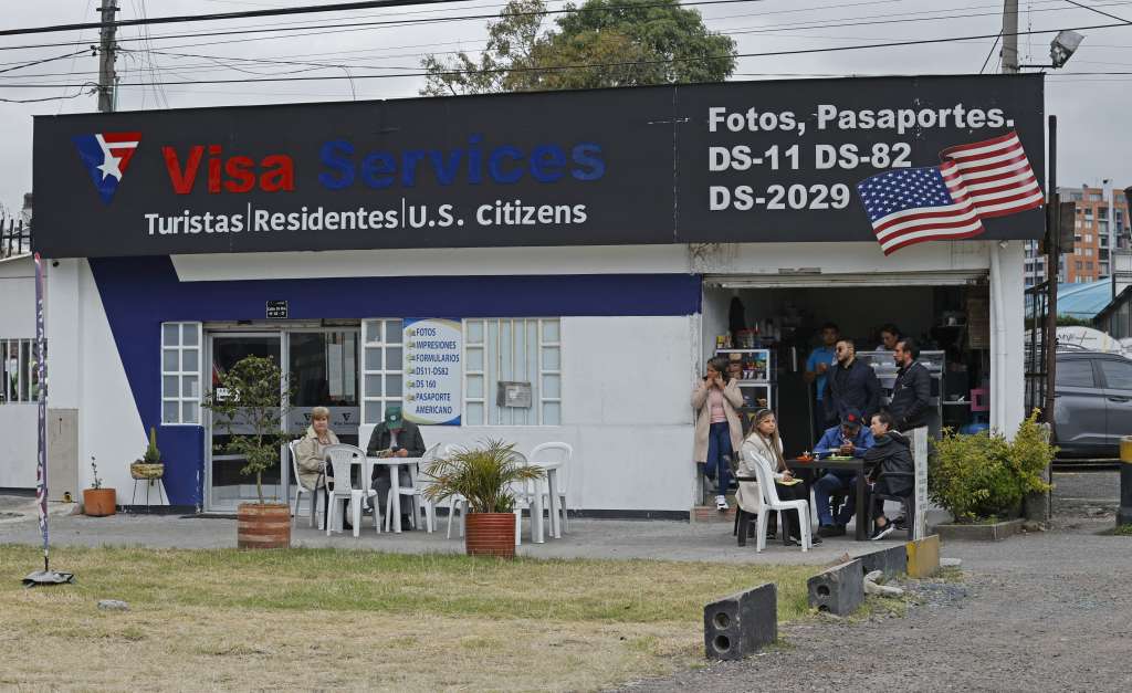 -FOTODELDÍA- AME4420. BOGOTÁ (COLOMBIA), 27/01/2025.- Ciudadanos colombianos solicitantes de visa de los Estados Unidos esperan información este lunes, en un café cercano a la embajada estadounidense este lunes, en Bogotá (Colombia). Colombia superó una crisis diplomática con Estados Unidos, causada por la decisión del presidente Gustavo Petro de no permitir el ingreso de dos aviones con ciudadanos deportados de EE.UU. EFE/ Mauricio Dueñas Castañeda