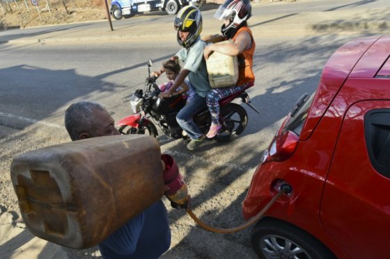 El cierre de la frontera afecta la venta de combustible. / Foto: Luis Acosta - AFP